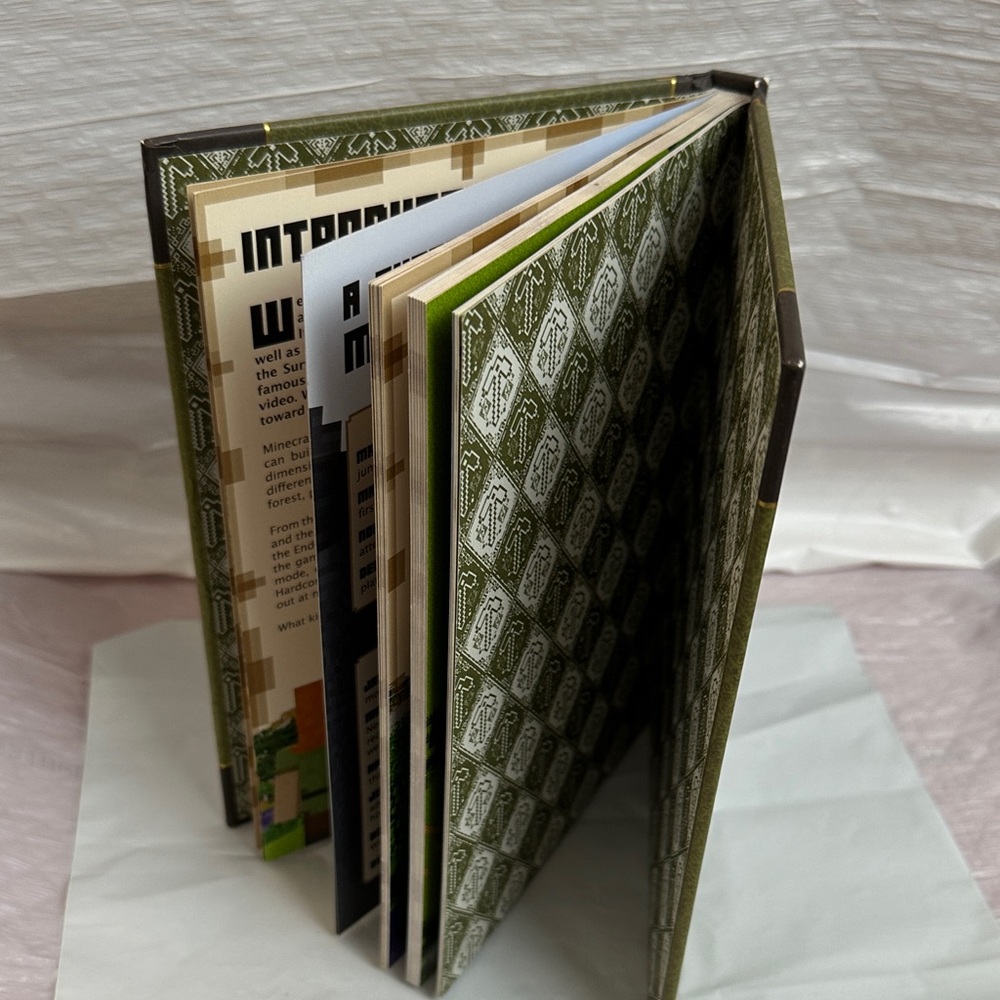 Minecraft Essential Handbook - Updated Edition - Picture 6 of 10